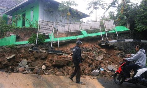 Diterjang Hujan Deras Benteng Kantor Desa Pasar Keong Ambruk