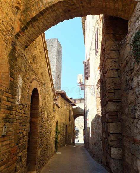 Sikt Av En Smal Gata I San Gimignano Som Leder Mellan Gamla Sten Och