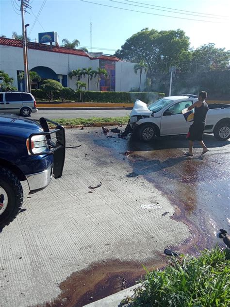 SE REGISTRA FUERTE CHOQUE EN BOULEVARD CUAUHNÁHUAC Arturo Ortiz