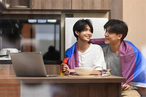 Heureux Jeune Couple Gay Embrassant Sous Le Drapeau De La Fierté Lgbtq Concept De Liberté