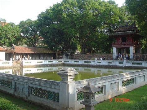 Le Temple De La Littérature Hanoï Un Coin Paisible Avec Des Empreintes