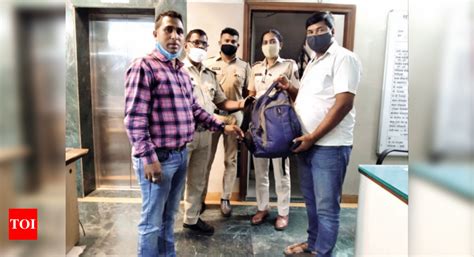 Mumbai Honest Auto Driver Returns Rs L Lakh Valuables To Passenger