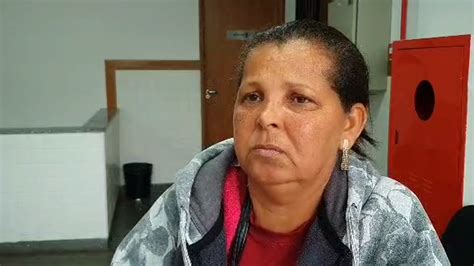 VÍDEO Mãe de jovem morto por homens encapuzados detalha ação criminosa