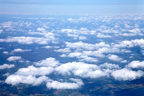 El Volar Sobre Las Nubes Blancas Imagen De Archivo Imagen De Afuera