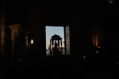 El Señor del Consuelo reúne a los cofrades en el Vía Crucis de las