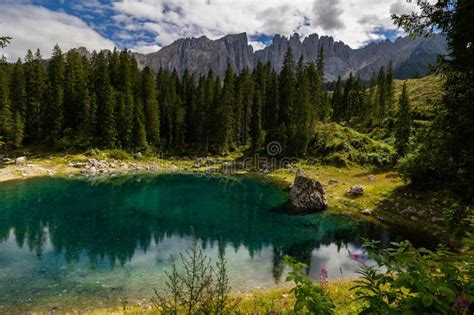 Paisaje Del Lago Carezza O Karersee Y Dolomitas En El Fondo Nova