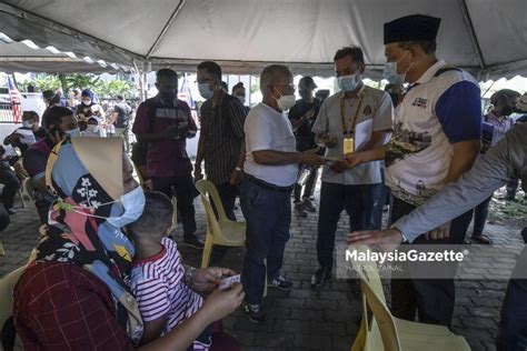 Shahidan Kassim Serah Sumbangan Kepada Mangsa Banjir