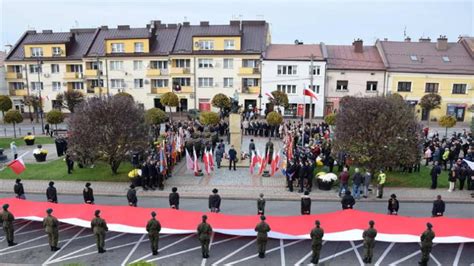 Metrowa Flaga Na Ulicach Miasta Zdj Cia S Dzisz W Lokalnie