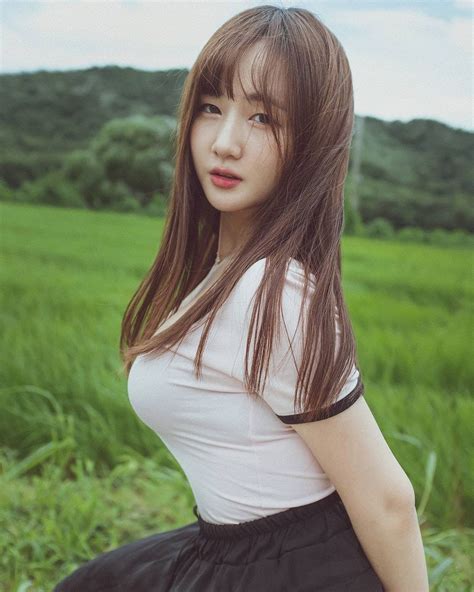 Hot girl thi trượt người mẫu chuyển sang làm streamer body cực phẩm khiến netizen ngẩn ngơ