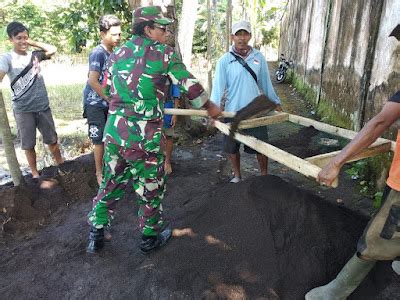 Bangun Pagar Makam Pelda Idham Bersama Warga Gelar Kerja Bhakti