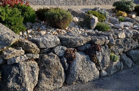 What Are The Pros And Cons Of Boulder Retaining Walls