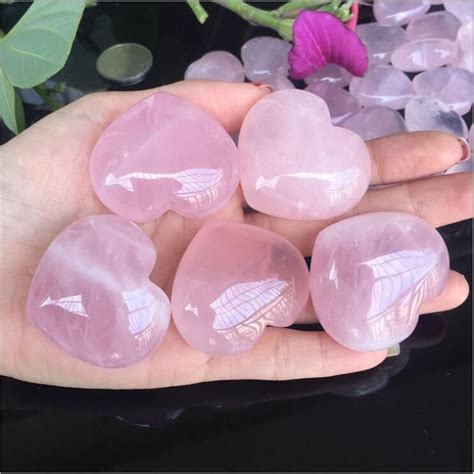 2021 Natural Rose Quartz Heart Shaped Pink Crystal Carved Palm Love