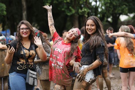 Calouros Da Ufpr Comemoram Aprova O No Vestibular Fotos Fotos Em