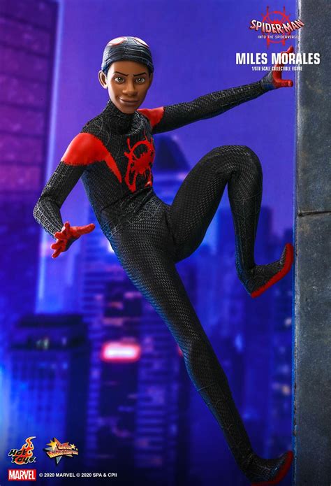 Cool Stuff Hot Toys Has The Spider Man Into The Spider Verse Figure You Ve Been Waiting For