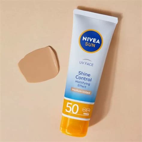 NIVEA Sun Shine Control Matujący Krem Koloryzujący do Twarzy z SPF50