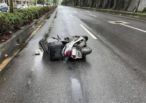 疑天雨路滑！北市外送員騎車重摔拋飛 無生命跡象送醫搶救 社會萬象 要聞 Nownews今日新聞