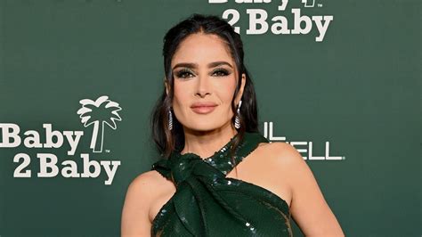 Salma Hayek Nos Enseña A Llevar Vestido Corto Con Plataformas De Forma Sexy Y Elegante A Los 50