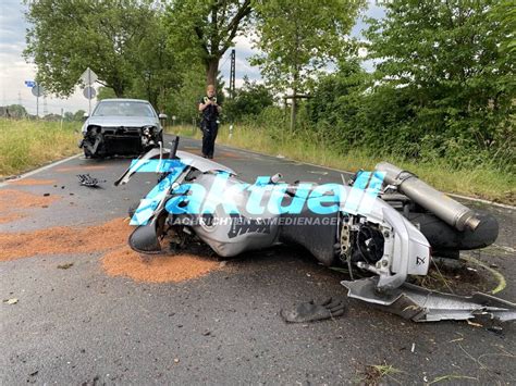 Junger Motorradfahrer Get Tet Als Eine J Hrige In Seine Stra E