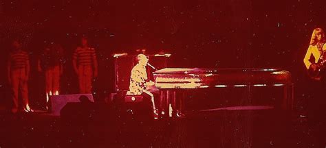 Elton John's 1976 Concert & Tour History | Concert Archives