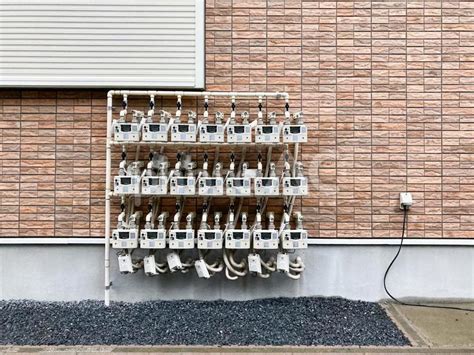 集合住宅のガスメーター - No: 22335476｜写真素材なら「写真AC」無料（フリー）ダウンロードOK