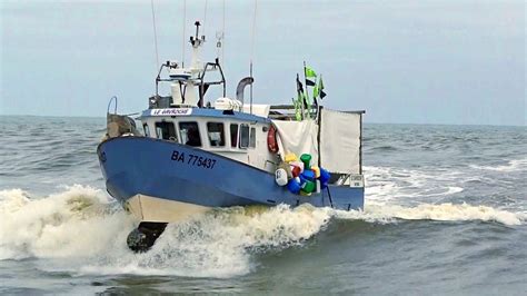 GROSSE HOULE À CAPBRETON ENTRÉE ET SORTIE AGITÉES POUR LES BATEAUX