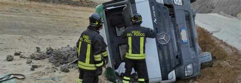 Roma Camion Si Ribalta In Una Cava Autista In Codice Rosso