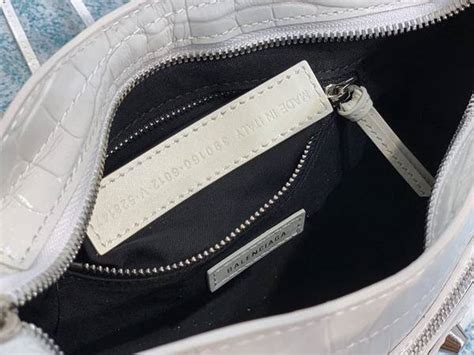 高仿精品批發balenciaga鱷魚紋機車包balenciag巴黎世家 鱷魚皮效果小牛皮包身原廠進口小牛皮blpj13443 St高仿