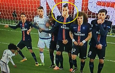 PSG v Chelsea: Zlatan Ibrahimovic covered his nose for Willian free ...