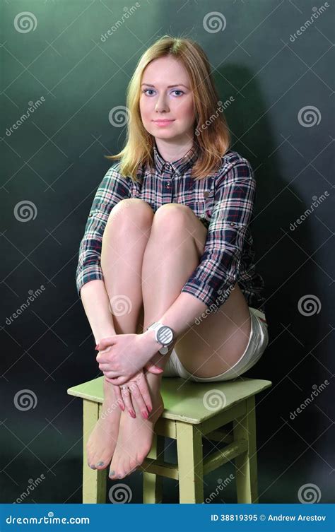 Het Blonde Op Stoel Het Glimlachen Stock Afbeelding Image Of Tieners Mooi 38819395