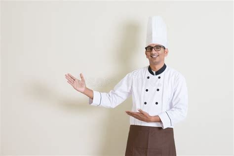 Cozinheiro Chefe Masculino Indiano No Uniforme Que Mostra Algo Foto De