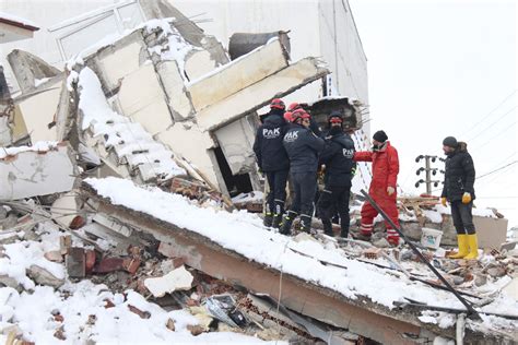 Gördüm seni teyzem diye sevinç çığlığı atmıştı 31 saat sonra enkaz