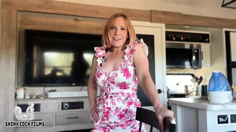 Milf esposa reemplaza la pequeña polla de su marido con una gruesa desconocida humillación de