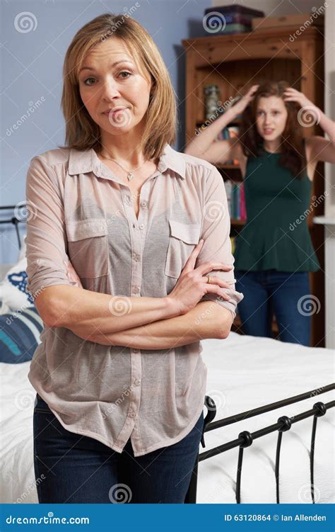 Adolescente Che Discute Con La Madre Fotografia Stock Immagine Di