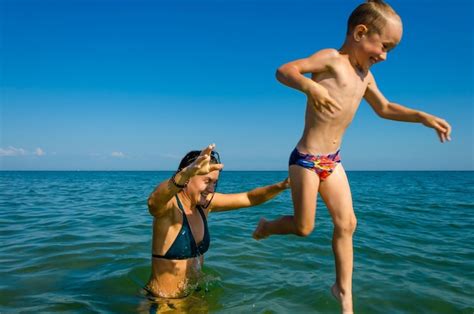 Un Hijo Peque O Con Su Madre Est Nadando En El Mar Foto Premium