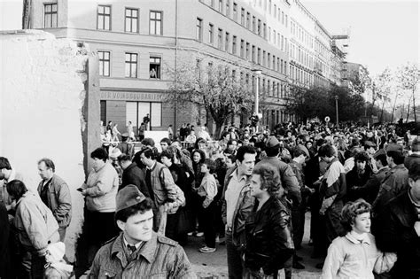 Ddr Fotoarchiv Berlin Ffnung Eines Grenz Berganges G St An Der