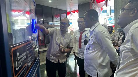 Foto Vending Machine Sampah Plastik ASDP Kumpulkan 70 Ribu Botol Hingga