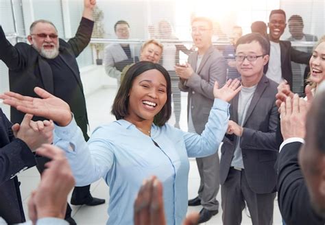 Equipo De Negocios Exitoso Celebrando Con Los Brazos Arriba Foto Premium