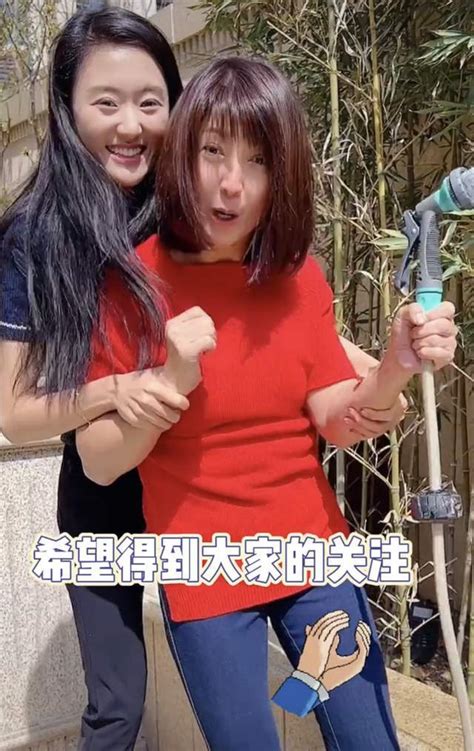 闫学晶罕晒母女同框照，与继女林傲雪浇花嬉闹，外孙女比小女儿大闫学晶傲雪继女新浪新闻