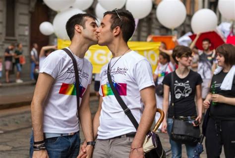 Scuola privata di Monza rifiuta l iscrizione a un ragazzo perché gay La denuncia di una mamma