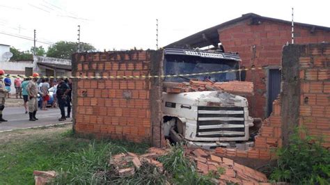 Caminhoneiro Perde Controle Da Dire O E Invade Casa No Nossa Senhora