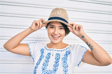 Joven Turista Latina En Vacaciones Sonriendo Feliz Caminando En La