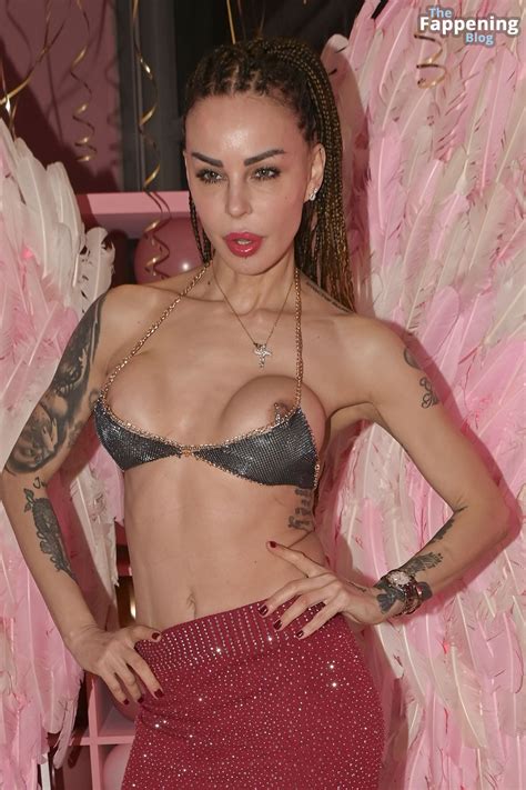 Nina Moric Flashes Her Nude Boobs At The Beauty Center Academy Opening In Rome 9 Photos