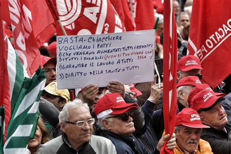 Cgil Cisl E Uil In Piazza A Napoli Non Abbiamo Bisogno Dell