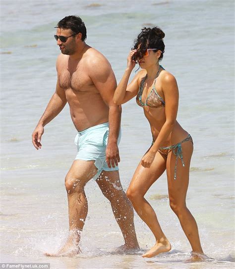 8 Hot Sexy Eliza Evans Bikini Pics