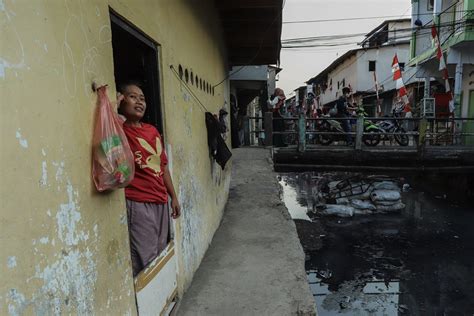 Potret Kehidupan Di Kawasan Padat Penduduk Lontar Id