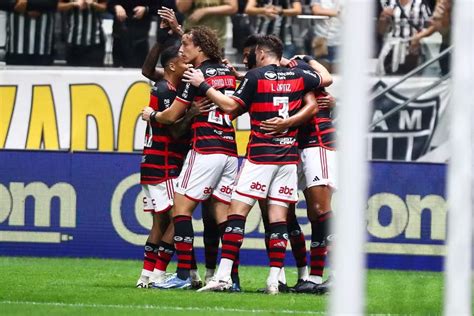 Flamengo Goleia Atlético Mg E Segue Na Liderança Do Brasileiro