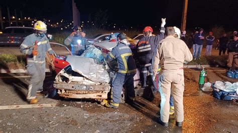 Quatro Pessoas Ficam Feridas Ap S Motorista Invadir Pista Contr Ria E