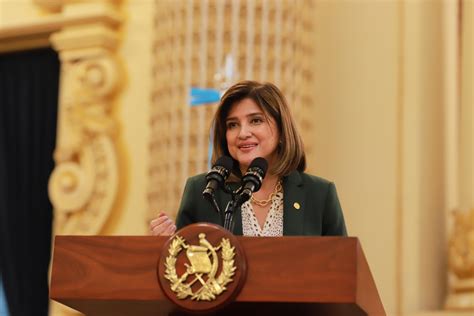 Vicepresidenta Juramenta A Juntas Directivas Del SINCYT La Hora