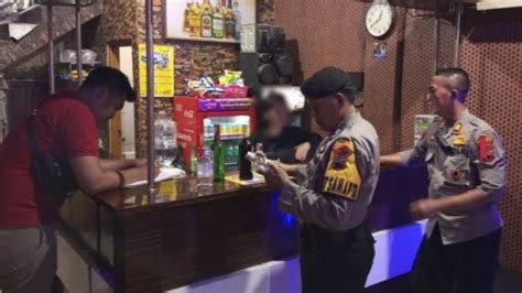 Razia Empat Cafe Karaoke Polsek Juwana Pati Amankan Puluhan Botol Miras