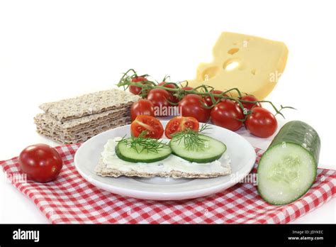 Kn Ckebrot Mit Frischk Se Tomaten Und Gurke Stock Photo Alamy